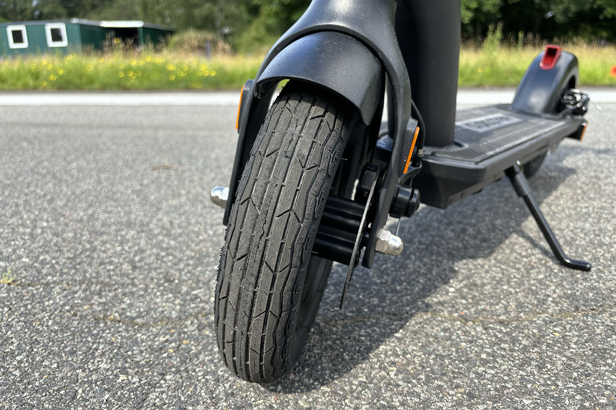 Detailaufnahme eine Vorerrads bei einem E-Scooter.