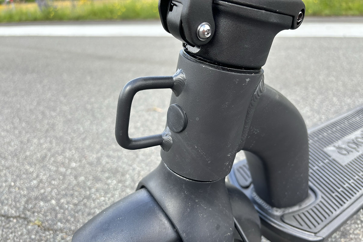 Detailaufnahme eines E-Scooter mit Befestigung für ein. Schloss an der Lenkstange.