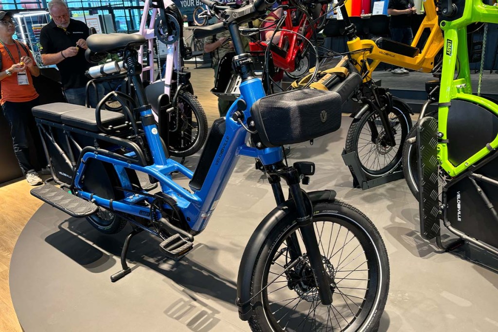 blaues Cargobike an einem Messestand