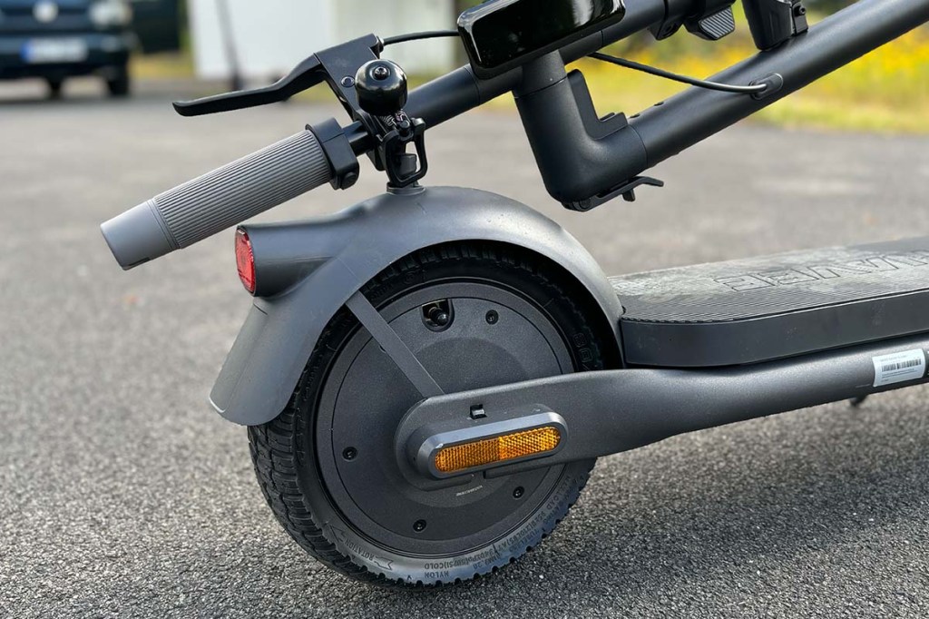 Nahaufnahme Hinterrad von E-Scooter