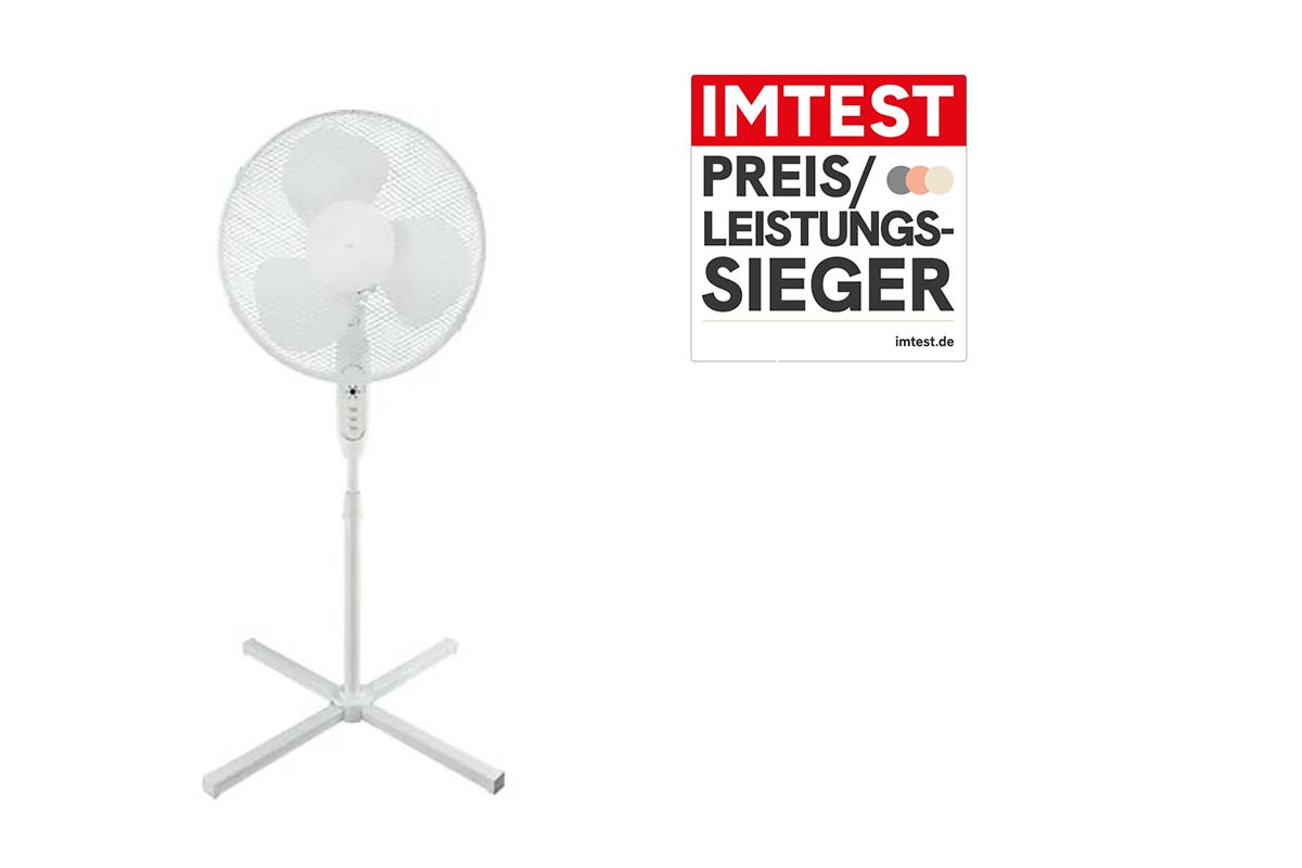 weißer Standventilator auf weißem Grund, dazu Preis-Leistungssieger-Grafik