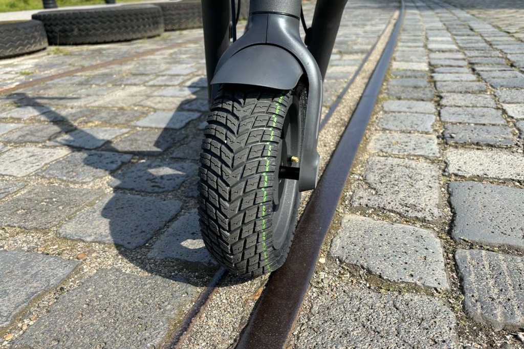 Nahaufnahme Reifen von E-Scooter