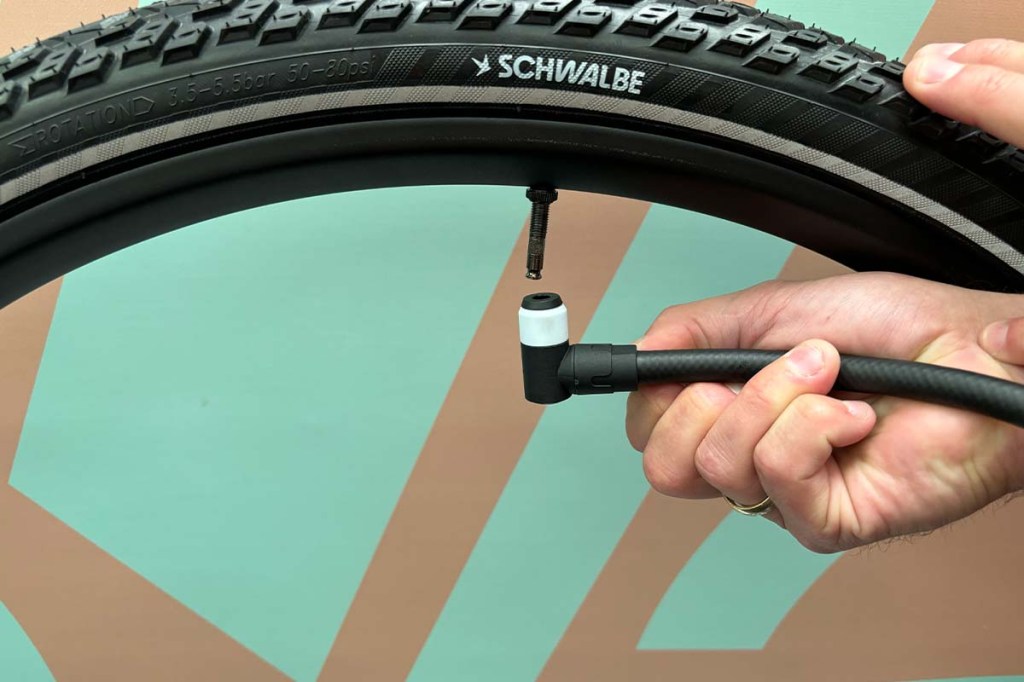 Nahaufnahme Fahrradventil, an dem eine Fahrradpumpe angeschlossen wird