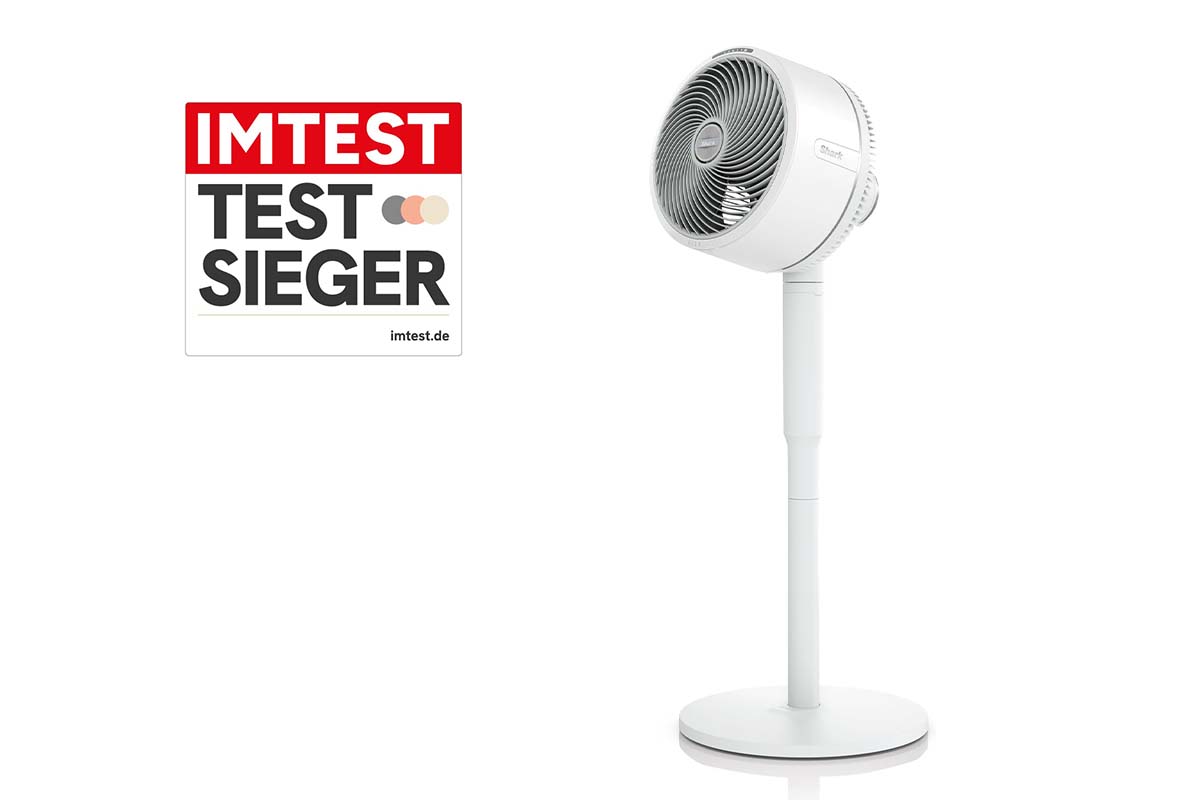 weißer Standventilator auf weißem Grund, dazu Testsieger Siegel