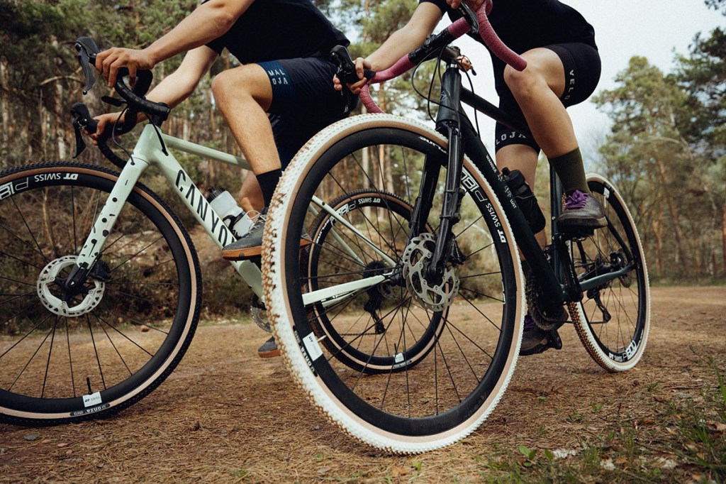 Zwei Gavelbikes mit Tubeless Fahrrad-Reifen (schlauchlosen Reifen) sind im Gelände unterwegs.