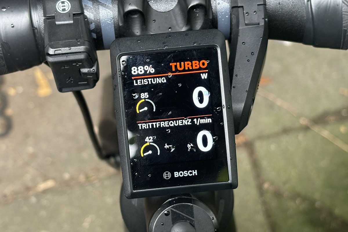 Detailaufnahme eines Bosch Kiox 300-Displays am Lenker eines E-Gravelbikes.