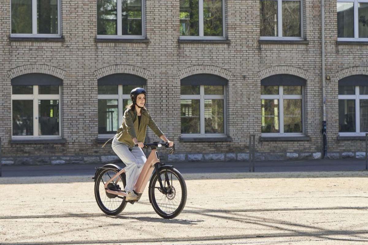 Frau fährt mit einem S-Pedelec über einen Platz