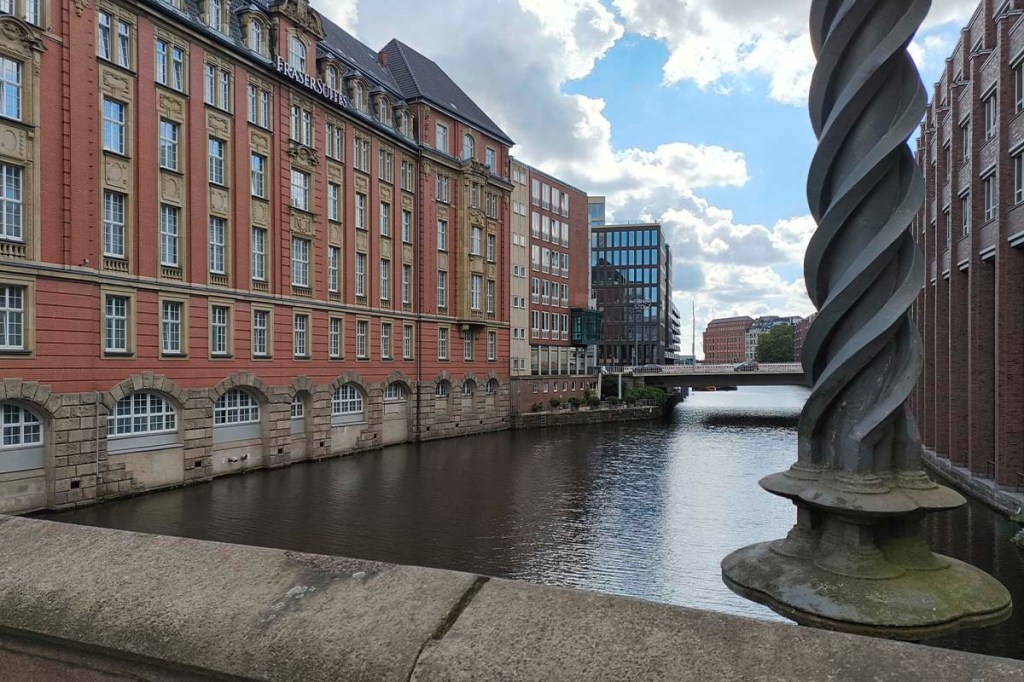 Blick von einer Brücke in Hamburg ein Fleet hinunter, aufgenommen mit dem CMF Phone 1