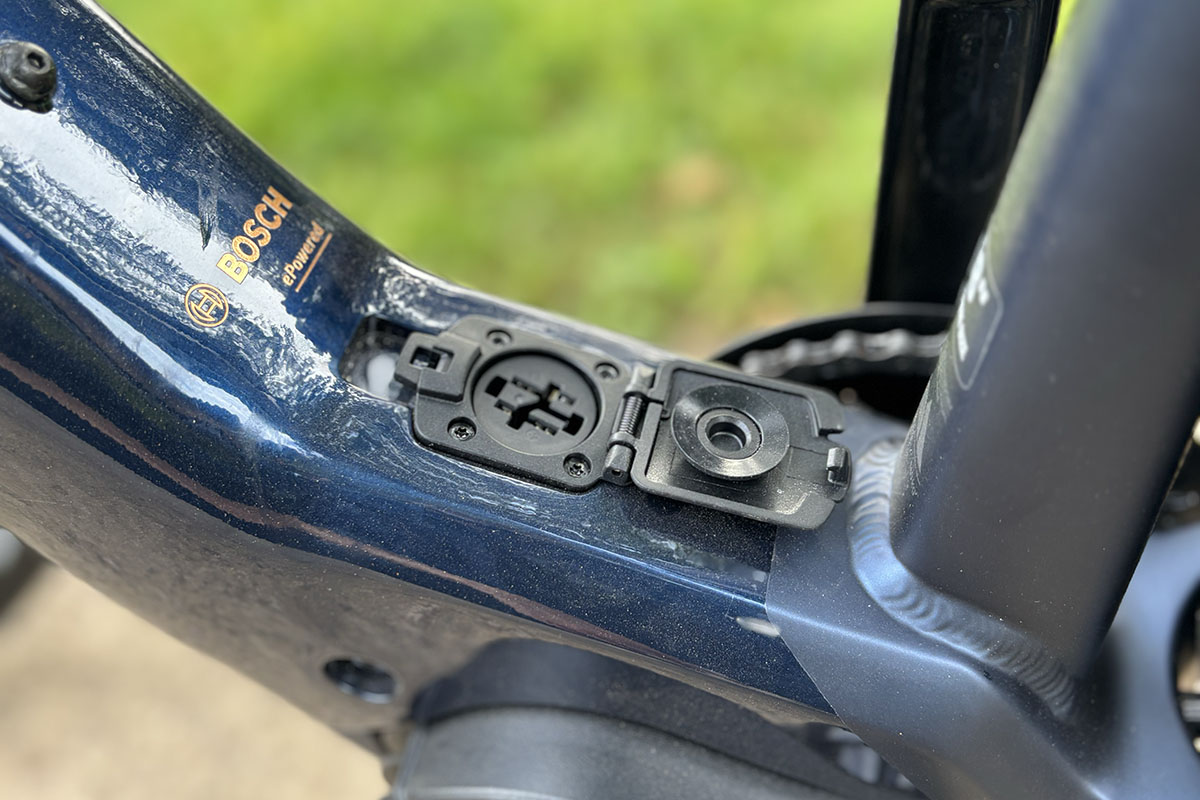 Detailansicht geöffneter Ladeanschluss bei einem E-Bike.