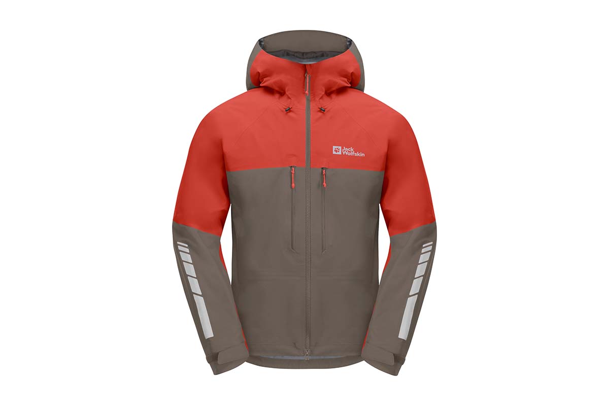 rot-braune REgenjacke auf weißem Grund