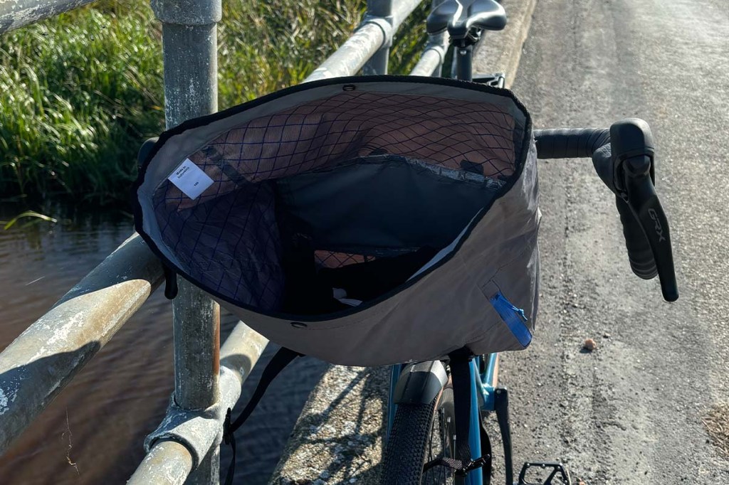 Nahaufnahme Lenkertasche, die geöffnet am Fahrrad sitzt