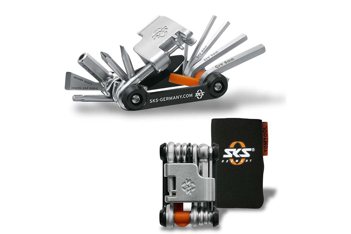 Multitool ausgeklappt und zusammengefaltet, daneben eine Tasche
