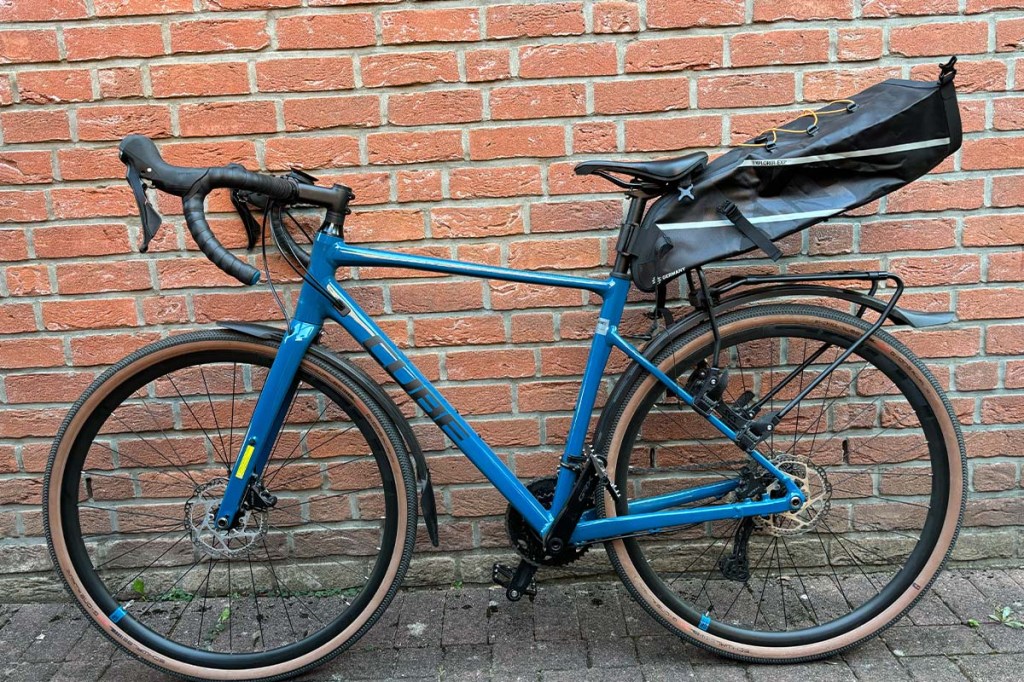 Totale Gravelbike an einer Hauswand gelehnt mit Satteltasche