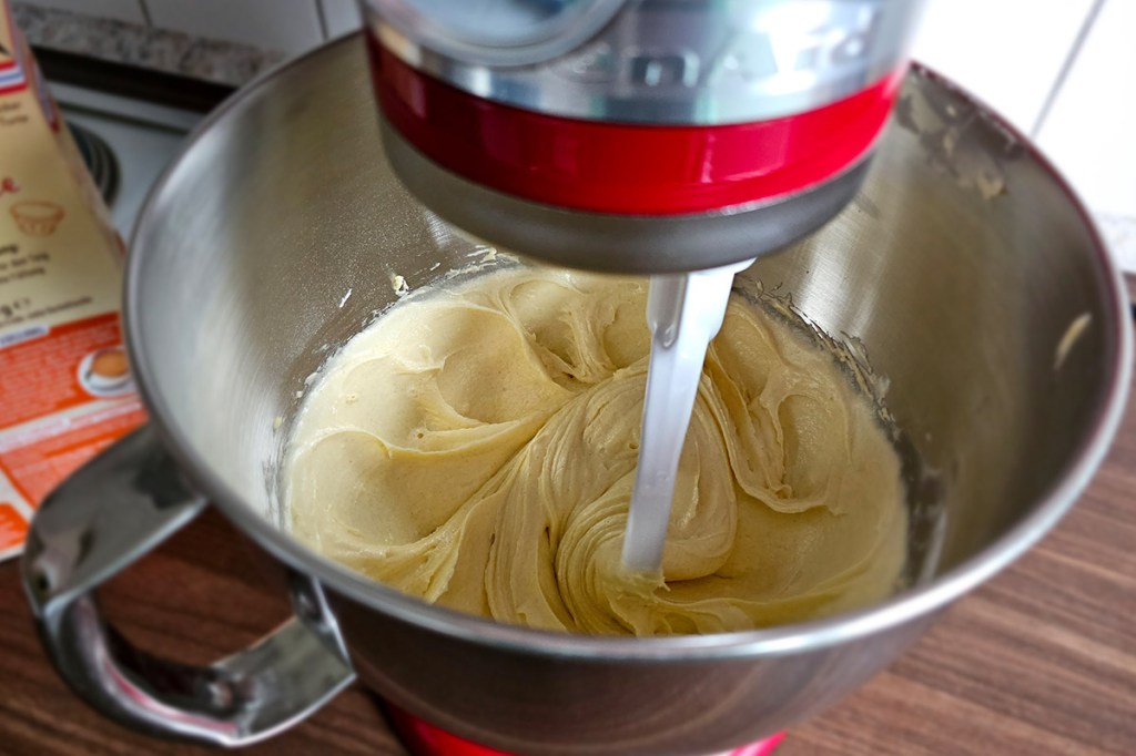 Die KitchenAid Artisan 125 knetet Kuchenteig.