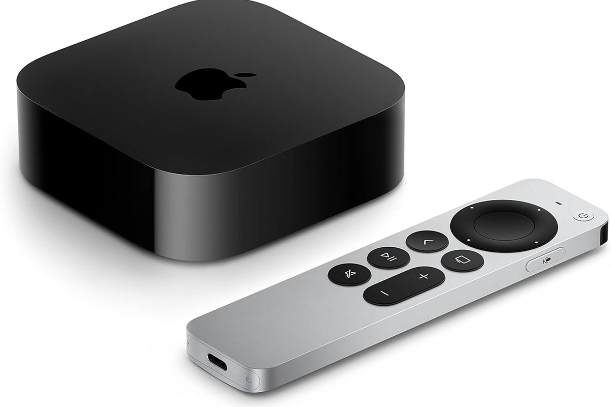 Schwarze Apple Tv-Streaming Box steht neben einer grauen Fernbedienung ebenfalls von Apple