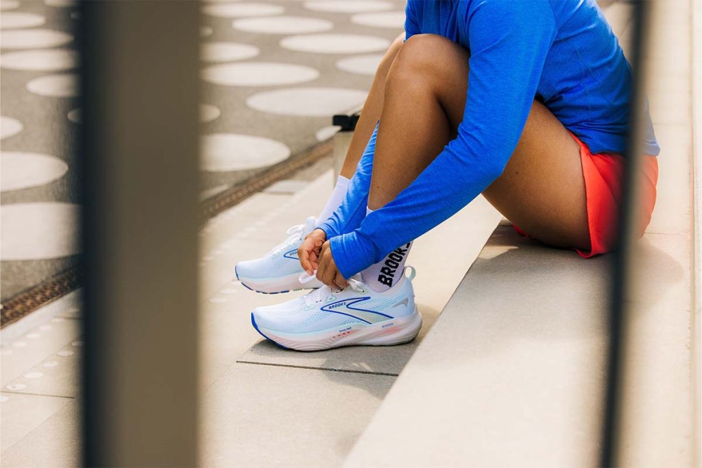 Läuferin auf Treppenabsatz mit Brooks Glycerin 22 Schuh