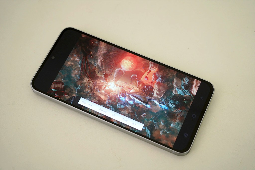Auf einem Smartphone läuft eine Spiele-Benchmark.
