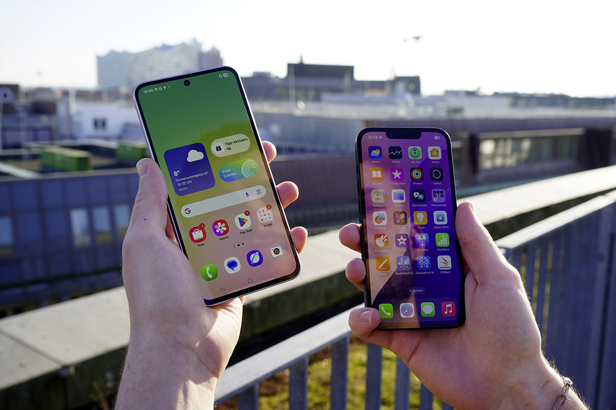 Ein Mann hält zwei Smartphones in Händen.