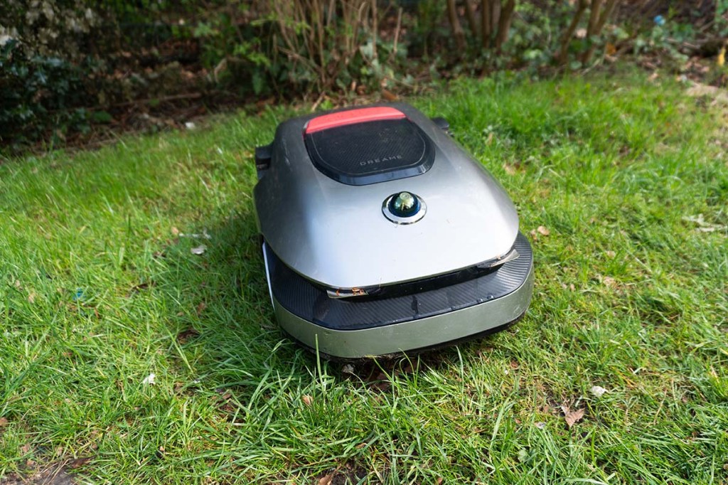 Mähroboter im Einsatz auf dem Rasen
