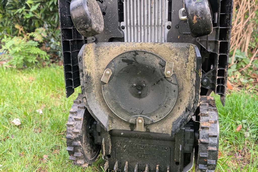 Mähroboter aufrecht stehend, man sieht seine Unterseite