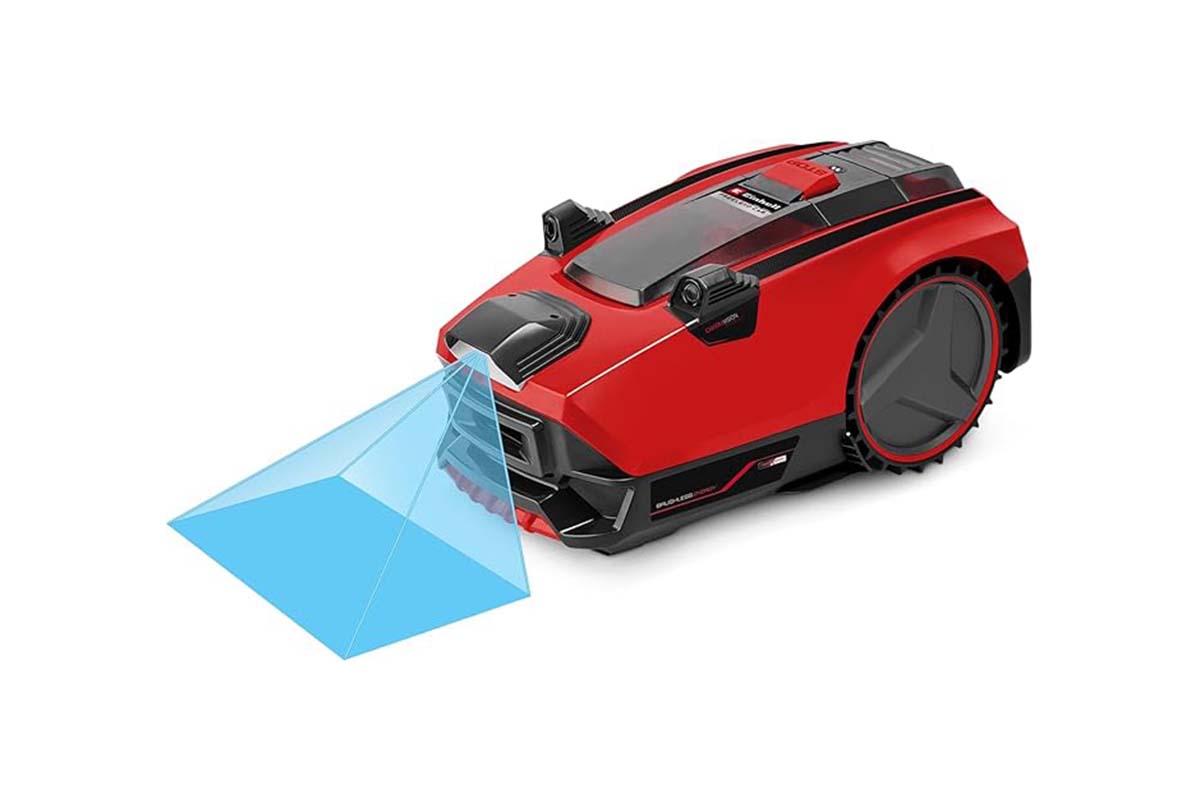 roter Rasenmähroboter auf weißem Grund