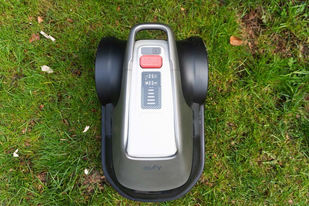 Mähroboter von oben auf einem Rasen stehend