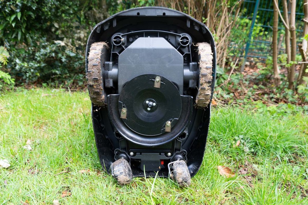 Mähroboter aufrecht stehend, man sieht ihn von unten