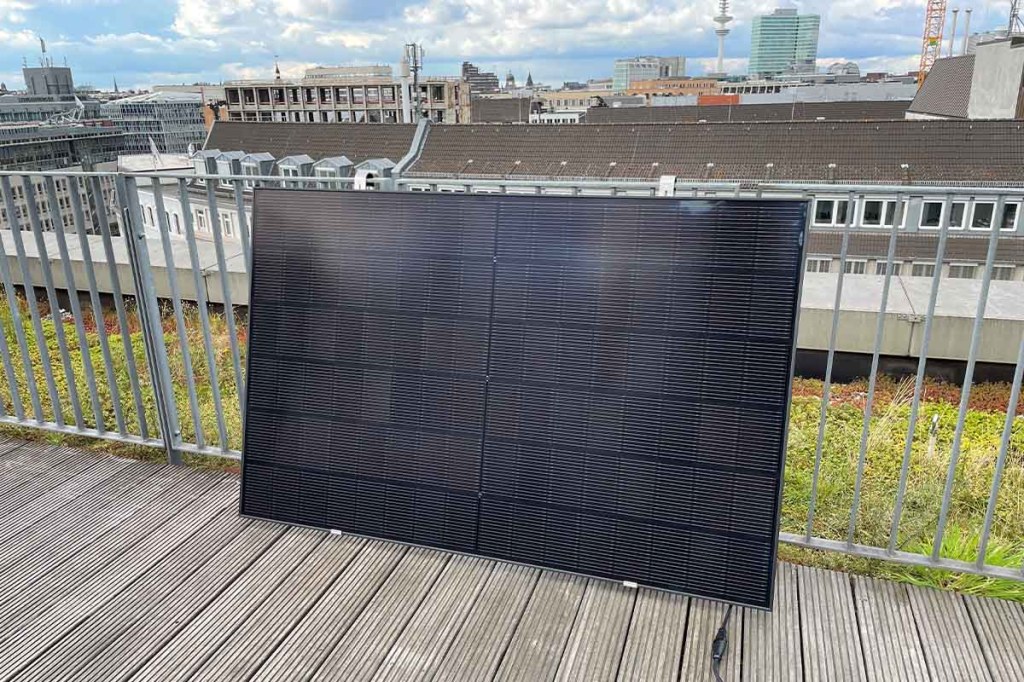 Das fertig aufgebaute Balkonkraftwerk von Kleines Kraftwerk auf einer Dachterrasse.