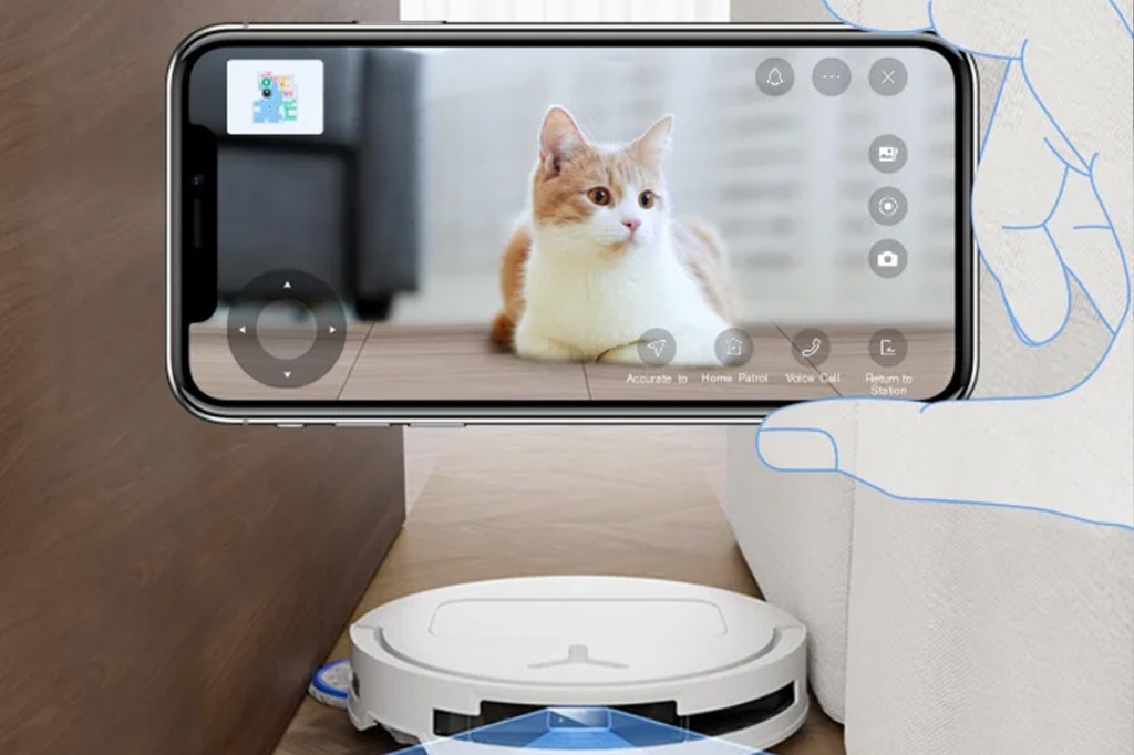 Eine durchsichtige Hand hält ein Smartphone mit einem Bild einer Katze hoch. Dahinter fährt der Ecovacs Deebot T50 Omni.