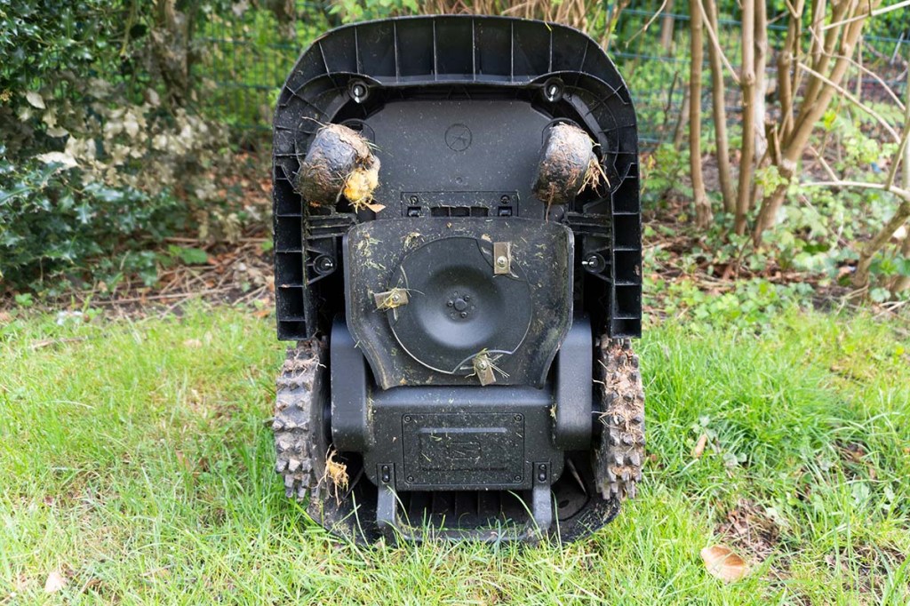 Mähroboter senkrecht stehend, man sieht die Unterseite