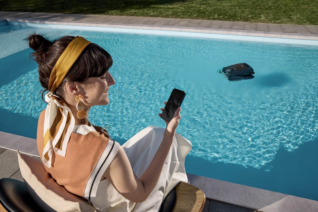 Frau schaut auf Handy mit Beatbot-App
