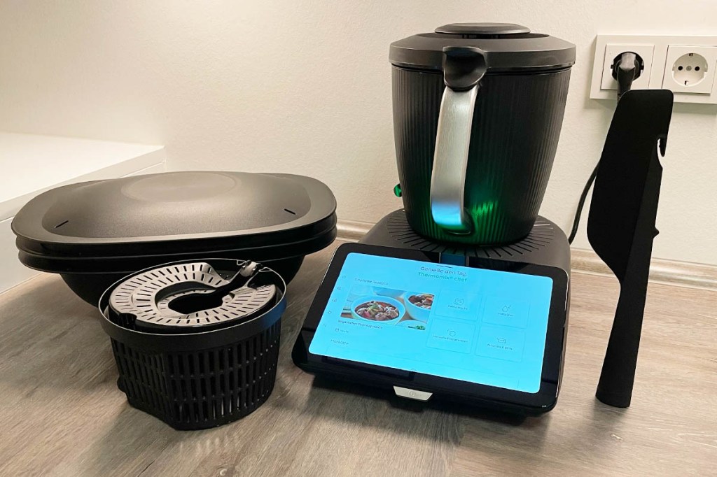 Der Thermomix TM7 samt Liefer-Zubehör in Küchenumgebung
