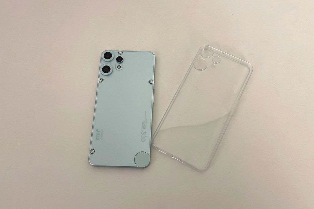Das Smartphone CMF Phone 2 Pro und die mitgelieferte Hülle auf einem Tisch.