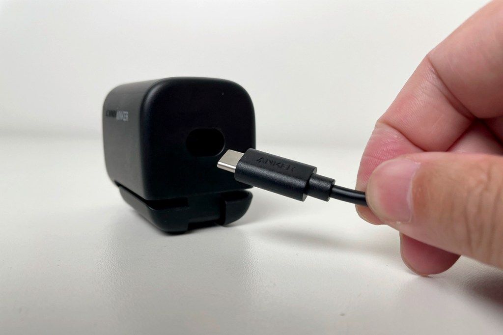 Detailaufnahme des abnehmbaren USB-Kabels der Anker-Webcam.