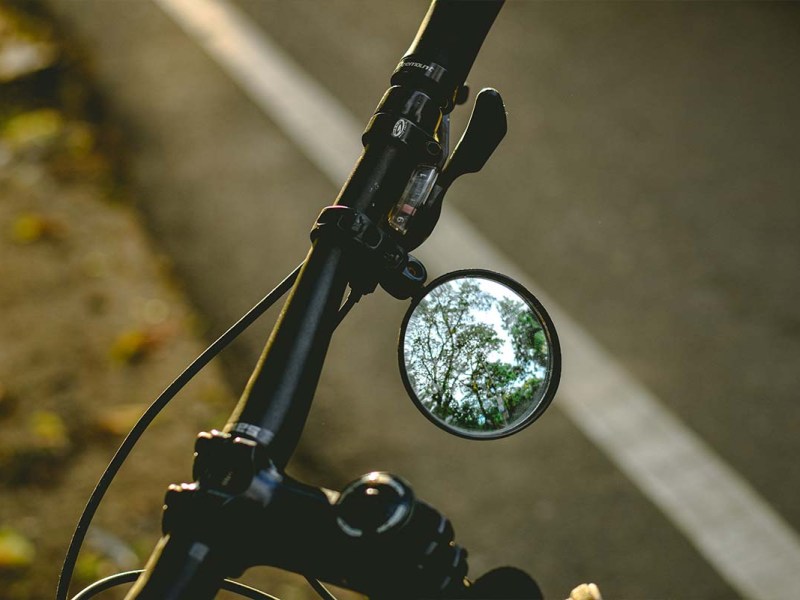 Nahaufnahme Fahrradspiegel an einem Lenker