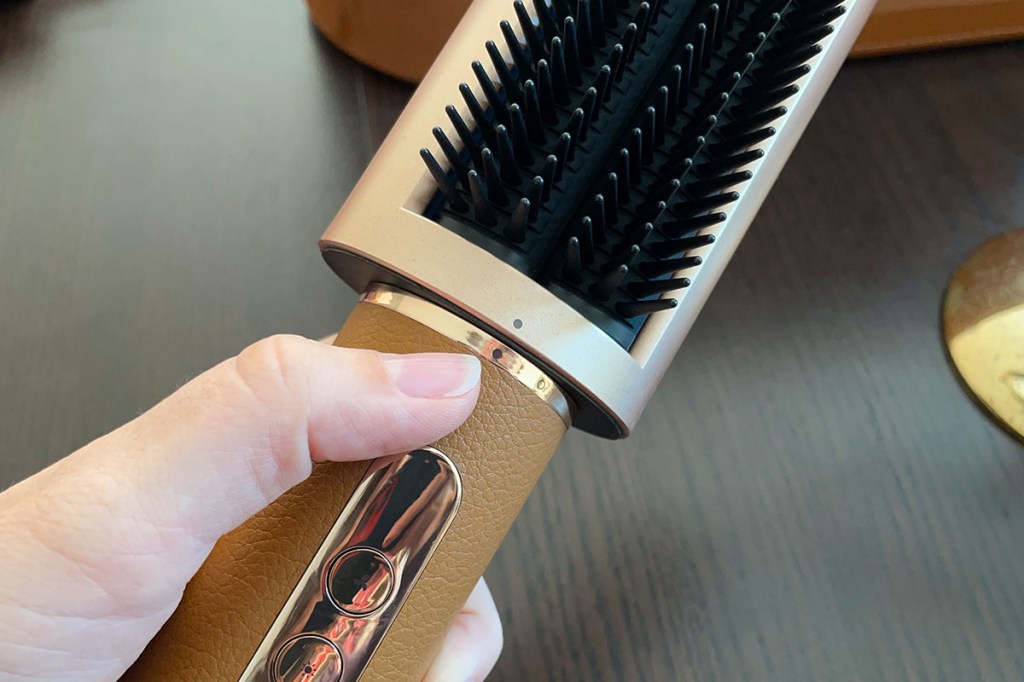 Nahaufnahme der Verbindung von Bürstenaufsatz und Handstück des Dreame Airstyle Pro.