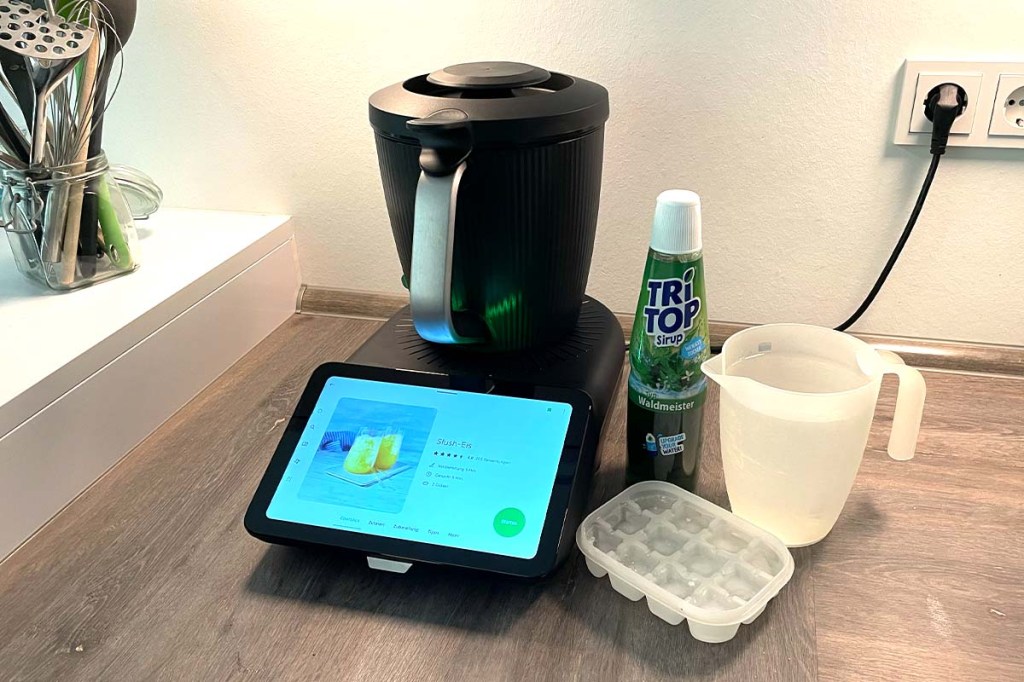 Der Thermomix TM7 neben Zutaten für Slush-Eis.