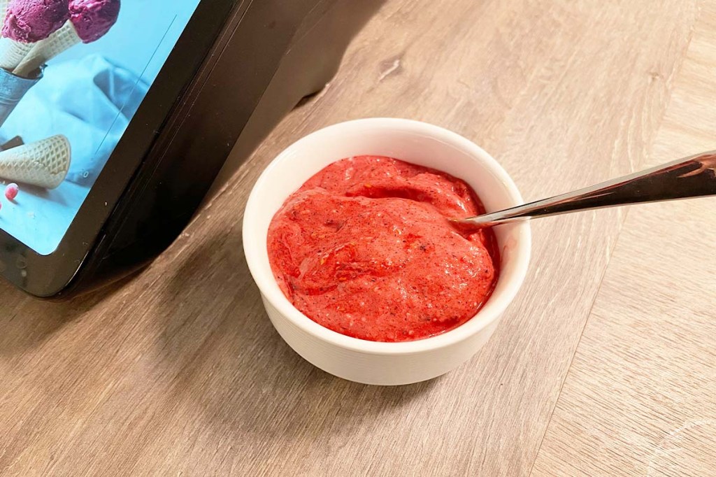 Eine Porzellanschale mit rot-pinker Eismasse neben dem Thermomix TM7